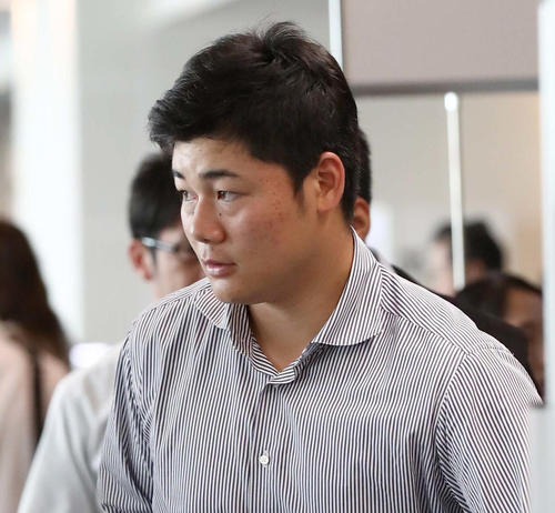 羽田空港から札幌に向かう日本ハム清宮（撮影・黒川智章）