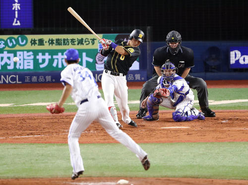 2019年9月5日　DeNA対阪神　3回表阪神2死二、三塁、2点適時打を放つ木浪聖也（撮影・狩俣裕三）