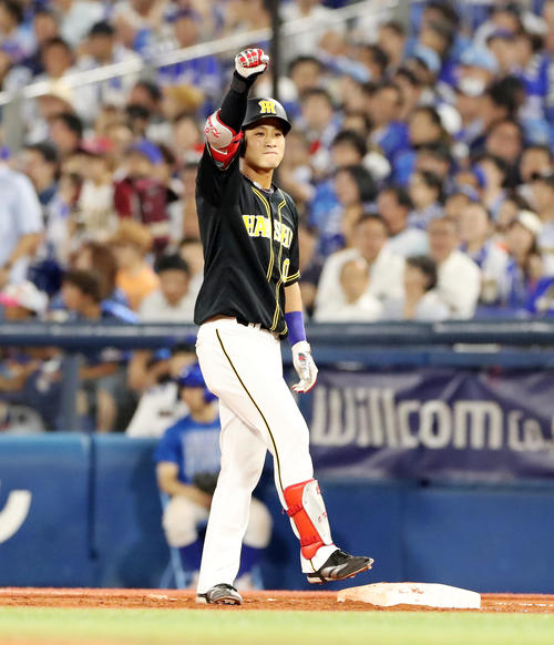 DeNA対阪神　3回表阪神2死二、三塁、木浪は右前適時打を放つ（撮影・加藤哉）