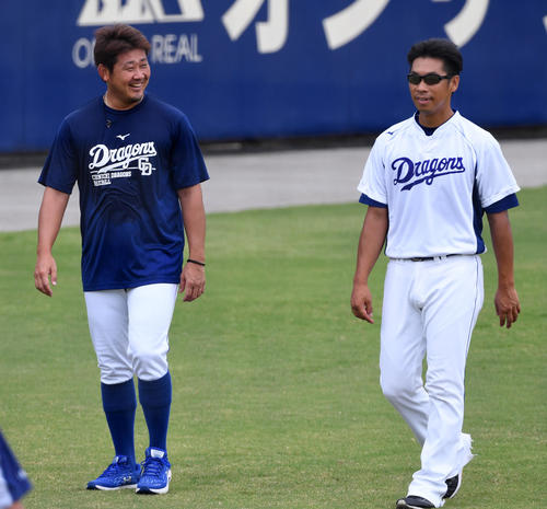 山井（右）と談笑する松坂（撮影・前岡正明）