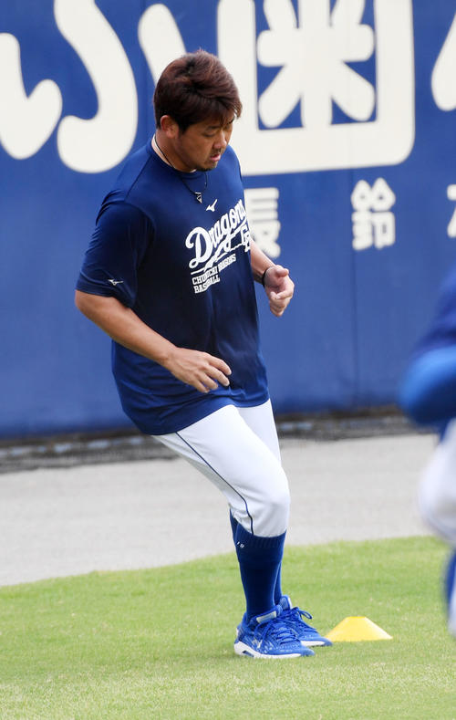 気合の表情で練習を行う松坂（撮影・前岡正明）