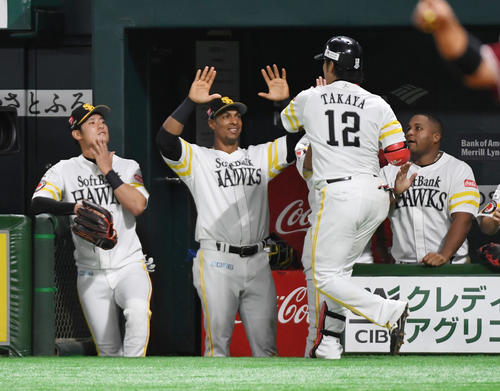 ソフトバンク対楽天　5回裏ソフトバンク1死、高谷裕亮は右越えに勝ち越しのソロ本塁打を放ち、ジュリスベル・グラシアルに迎えられる（撮影・今浪浩三）