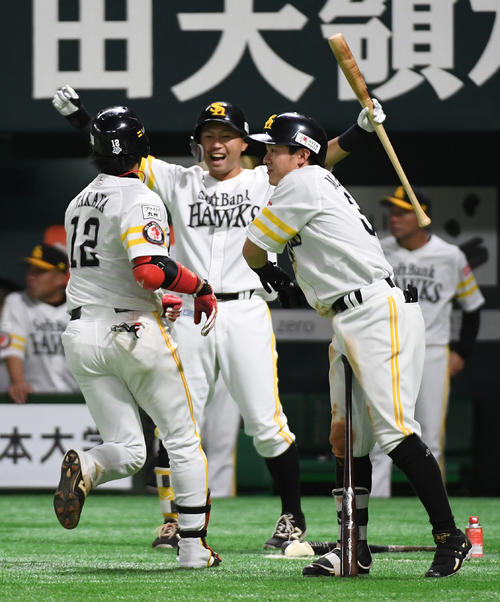 ソフトバンク対楽天　5回裏ソフトバンク1死、高谷裕亮は右越えに勝ち越しのソロ本塁打を放ち、牧原大成（右）、中村晃に迎えられる（撮影・今浪浩三）