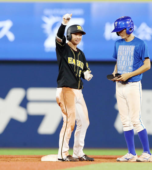 DeNA対阪神　8回表阪神無死、近本は左越え二塁打を放ちベンチに向かって笑顔でガッツポーズを見せる（撮影・加藤哉）