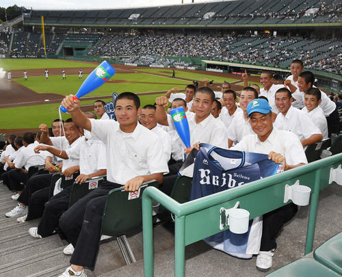 オリックス対西武　オリックス対西武に訪れた明石商の前列左から中森と来田とナイン（撮影・奥田泰也）