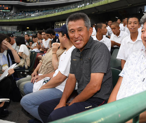 オリックス対西武　明石商・狭間監督（撮影・奥田泰也）