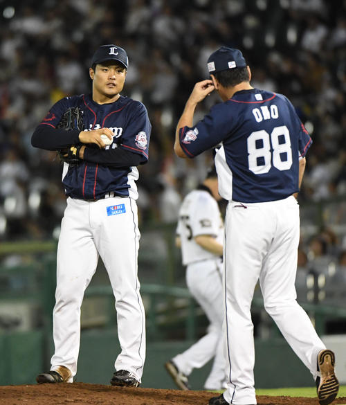 6回、小野コーチ（右）が松本航のもとに行く（撮影・奥田泰也）