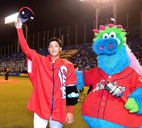 ヤクルト対広島　今季7勝目を挙げた広島先発の床田（左）はスライリーの祝福を受ける（撮影・小沢裕）