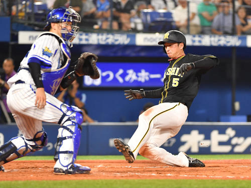 DeNA対阪神　8回表阪神1死三塁、マルテの右犠飛で三塁走者近本が生還する（撮影・柴田隆二）