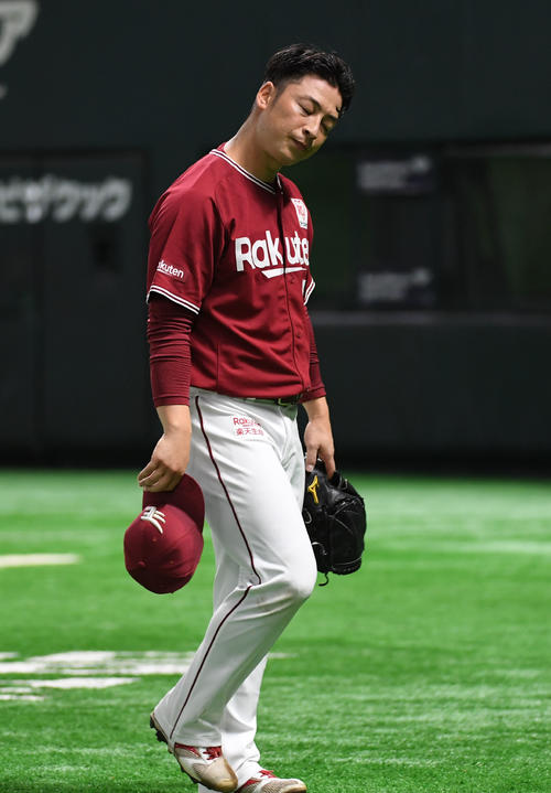 ソフトバンク対楽天　6回裏ソフトバンク2死二塁、松田宣浩に右中間適時二塁打を浴び降板する先発の美馬学（撮影・今浪浩三）