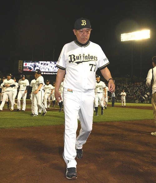 オリックス対西武　神戸最終戦のあいさつを終え引き揚げるオリックス西村徳文監督（撮影・渦原淳）