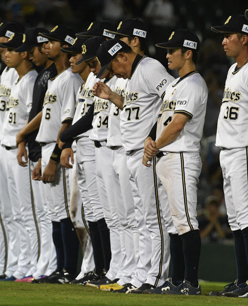 オリックス対西武　神戸最終戦を終えたオリックス西村徳文監督（中央）はファンを前に頭を下げる（撮影・渦原淳）