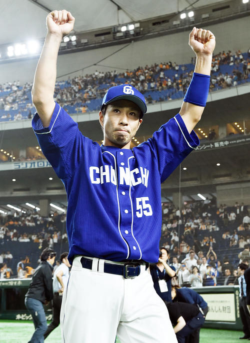巨人対中日　ヒーローインタビューを終えファンの声援に応える中日福田（撮影・滝沢徹郎）