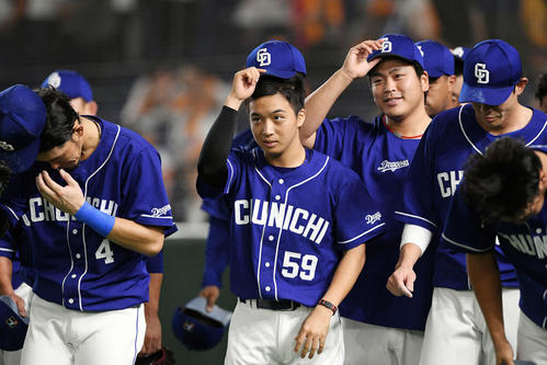 巨人対中日　試合後、ファンにあいさつする中日山本（手前中央）（撮影・滝沢徹郎）
