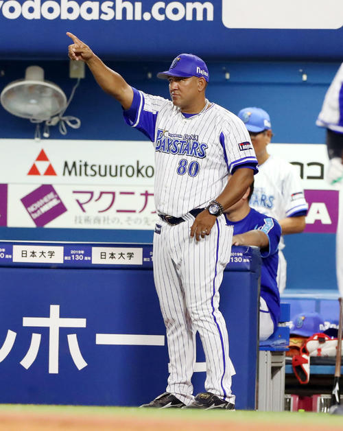 DeNA対阪神　8回裏DeNA1死二塁、ラミレス監督は筒香に代走を告げる（撮影・加藤哉）