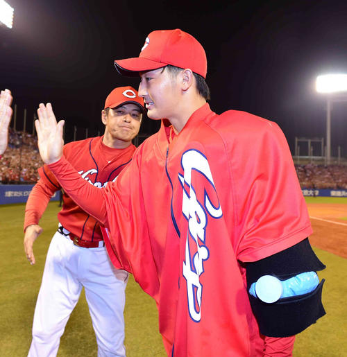 ヤクルト対広島　今季7勝目を挙げた広島先発の床田（右）は緒方監督の祝福を受ける（撮影・小沢裕）