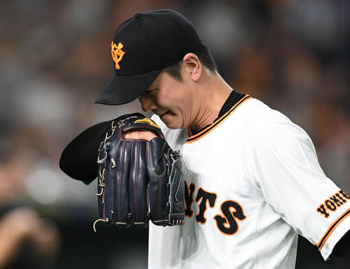 巨人対中日　8回途中、降板する巨人中川（撮影・山崎安昭）