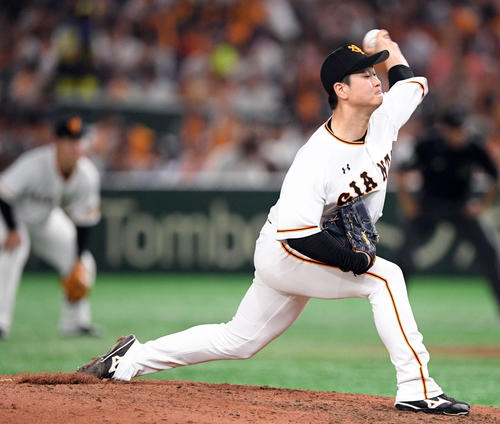 巨人対中日　巨人2番手で力投する中川（撮影・滝沢徹郎）