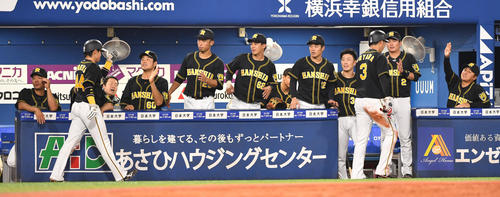 DeNA対阪神　3回表阪神2死二、三塁、木浪の2点適時打で生還した梅野（左）と大山はナインの出迎えを受ける（撮影・柴田隆二）