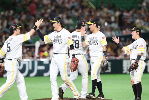 ソフトバンク対楽天　楽天に勝利しハイタッチをかわすソフトバンクナイン（撮影・梅根麻紀）