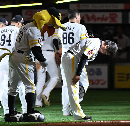 ソフトバンク対楽天　楽天に3連勝を飾りファンに一礼する工藤公康監督（撮影・今浪浩三）