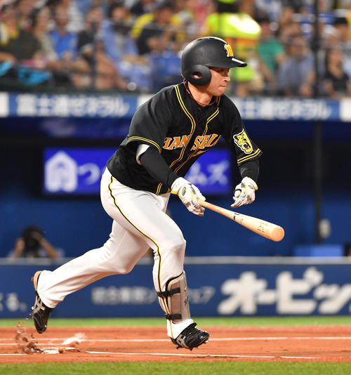 DeNA対阪神　1回表阪神1死、近本は右前安打を放つ（撮影・柴田隆二）