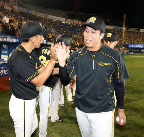 DeNA対阪神　青柳（右）は勝利球を手に矢野監督らとタッチする（撮影・加藤哉）