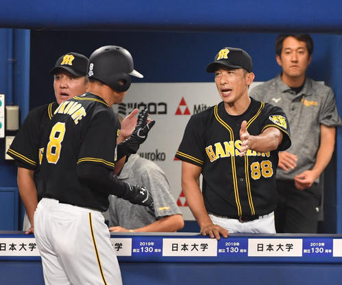DeNA対阪神　3回表阪神1死満塁、矢野監督（右）は高山の中前適時打で生還した福留を迎える（撮影・柴田隆二）