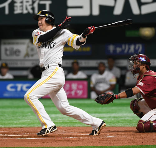 ソフトバンク対楽天　6回裏ソフトバンク2死、内川は秋山幸二氏に並ぶ2157安打を左翼線二塁打で飾る（撮影・今浪浩三）