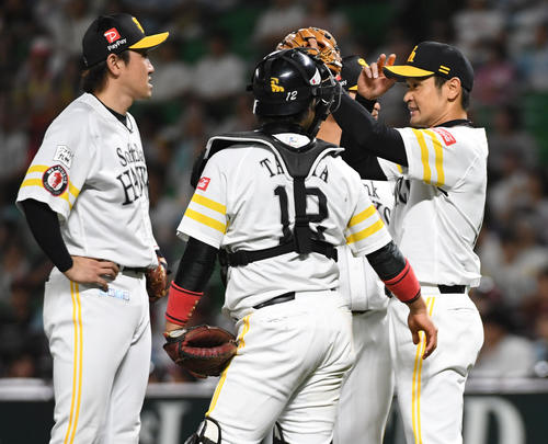 ソフトバンク対楽天　5回表楽天2死一、二塁、先発の中田賢一は藤田一也に同点の適時打を浴び交代する（撮影・今浪浩三）
