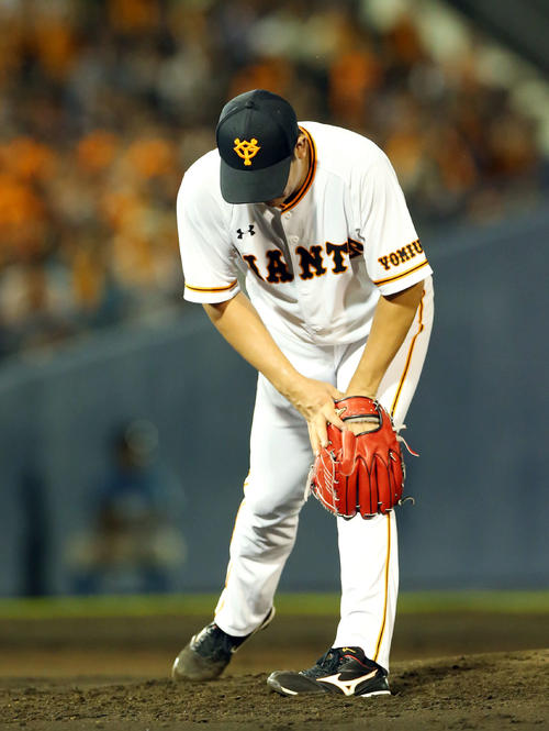 4日の中日戦で左ひざ付近を気にする菅野