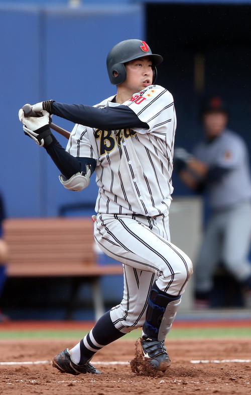 侍ジャパン大学日本代表選考合宿　国際武道大・勝俣翔貴　打撃フォーム　振り切り＝2019年6月22日