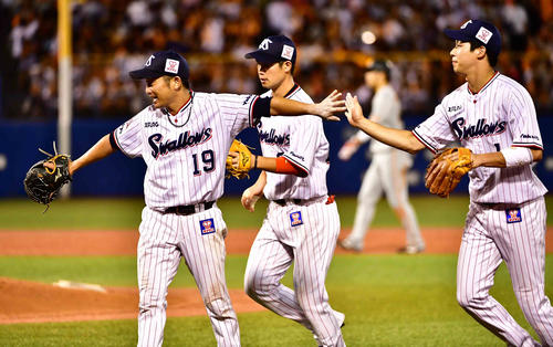 ヤクルト対巨人　6回表巨人1死満塁、増田大を二ゴロ併殺打に仕留めたヤクルト先発の石川（左）は奥村、山田哲を祝福する（撮影・小沢裕）
