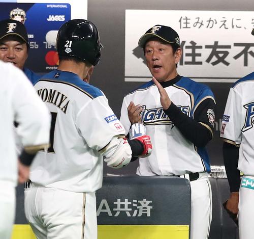 日本ハム対オリックス　5回裏、2点本塁打を放った清宮を出迎える栗山監督（撮影・黒川智章）