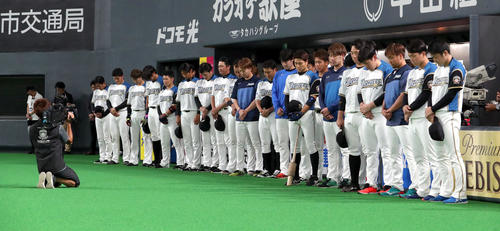 日本ハム対オリックス　北海道胆振東部地震復興祈念セレモニーで黙祷をする日本ハムナイン（撮影・佐藤翔太）