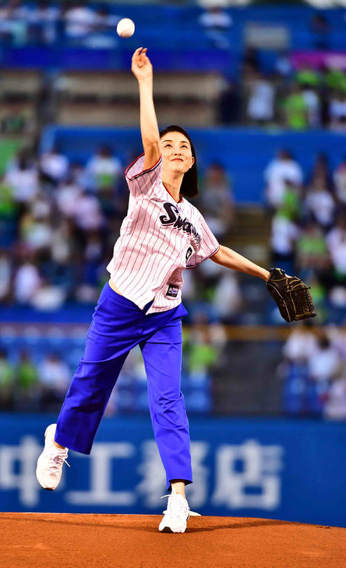ヤクルト対巨人戦で始球式を行った橋本マナミ（撮影・小沢裕）
