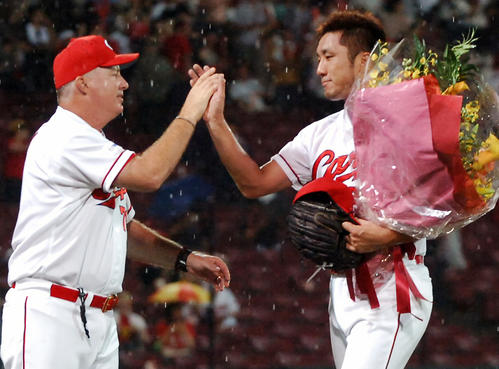 09年8月1日、横浜戦で通算150セーブを達成しブラウン監督（左）に祝福される