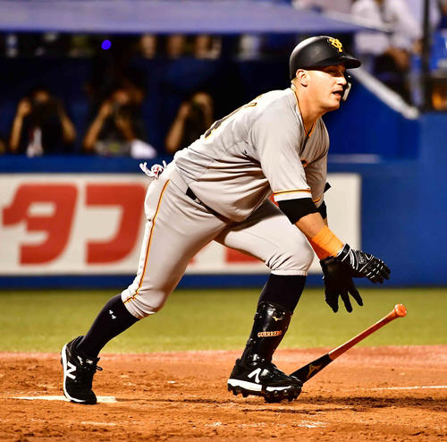 ヤクルト対巨人　4回表巨人無死一、二塁、ゲレーロは右前適時打を放つ（撮影・小沢裕）