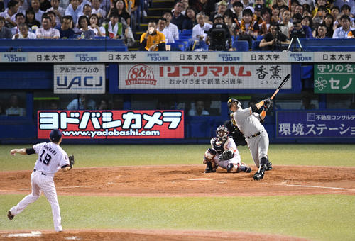 ヤクルト対巨人　4回表巨人無死一、二塁、ゲレーロは右翼へ適時打を放つ。投手石川（撮影・山崎安昭）