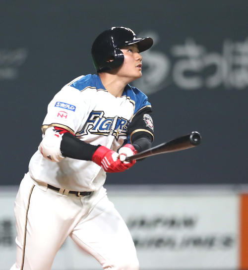 日本ハム対オリックス　5回裏日本ハム2死一塁、右越え2点本塁打を放つ清宮（撮影・黒川智章）