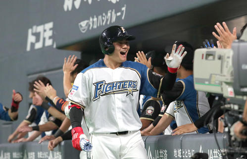 日本ハム対オリックス　5回裏日本ハム2死1一塁、右越え2点本塁打を放ちチームメートに出迎えられる清宮（撮影・佐藤翔太）
