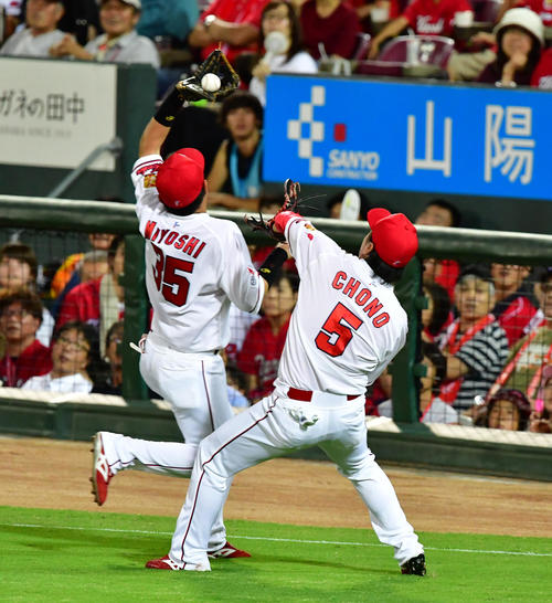 阪神高山俊の飛球を広島遊撃手三好匠（左）が落球し2点を返す（撮影・清水貴仁）
