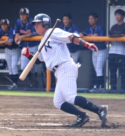 鷺宮製作所対日本通運　練習試合。2回裏1死一塁日本通運、諸見里が左前打を放つ（撮影・古川真弥）