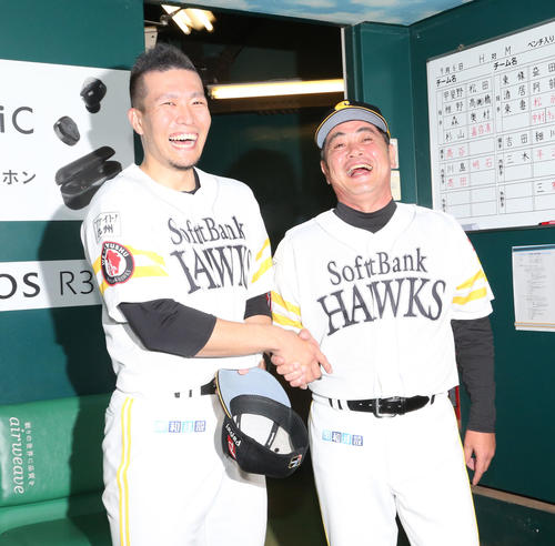 ソフトバンク対ロッテ　ノーヒットノーランを達成した千賀（左）は工藤監督に祝福され笑顔（撮影・梅根麻紀）