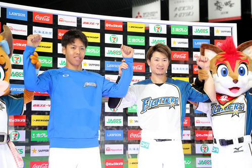 日本ハム対オリックス　試合終了後、記念撮影に応じる日本ハム杉浦と西川（右）（撮影・佐藤翔太）