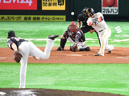 ソフトバンク対ロッテ　5回裏ソフトバンク1死二、三塁、甲斐は先制の中前適時打を放つ。投手ボルシンガー（撮影・今浪浩三）