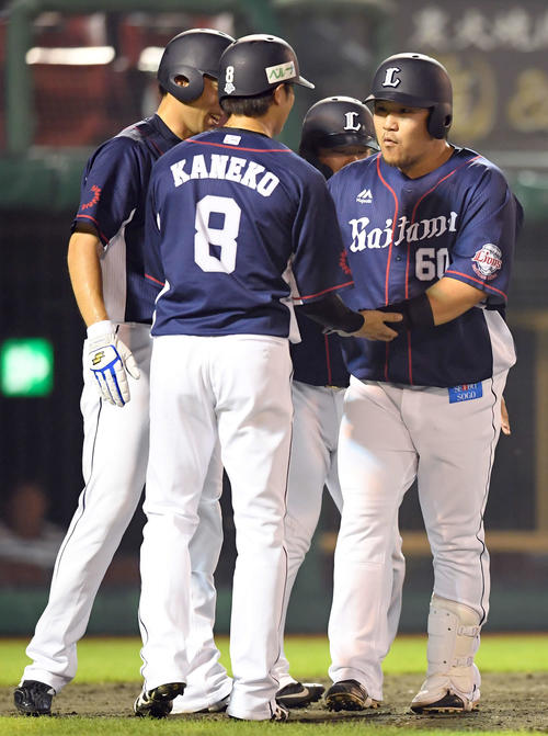 楽天対西武　3回表西武2死満塁、左越えに28号の満塁本塁打を放ちナインの出迎えを受ける中村（撮影・たえ見朱実）