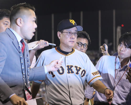 ヤクルト対巨人　ヤクルトに敗れ厳しい表情で引き揚げる巨人原監督（中央）（撮影・垰建太）