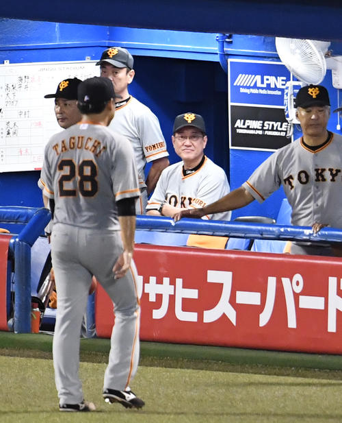ヤクルト対巨人　8回裏ヤクルト1死満塁、原監督（中央）は降板する田口（左）を見つめる（撮影・山崎安昭）