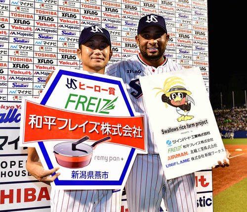 ヤクルト対巨人　お立ち台で笑顔を見せるプロ入り通算170勝目を挙げたヤクルト先発の石川（左）とバレンティン（撮影・小沢裕）
